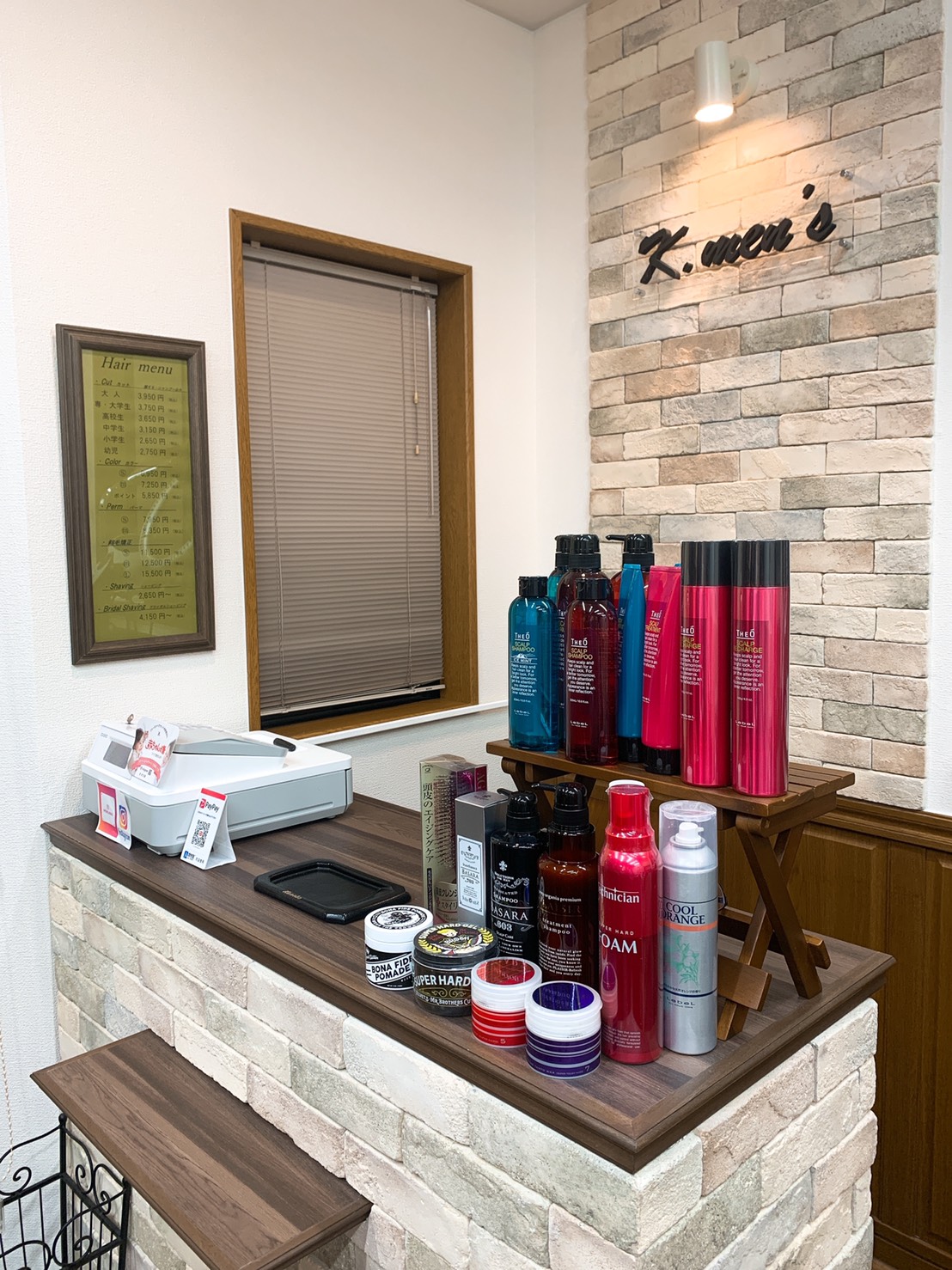 K.men's（ケイ・メンズ）受付・商品陳列